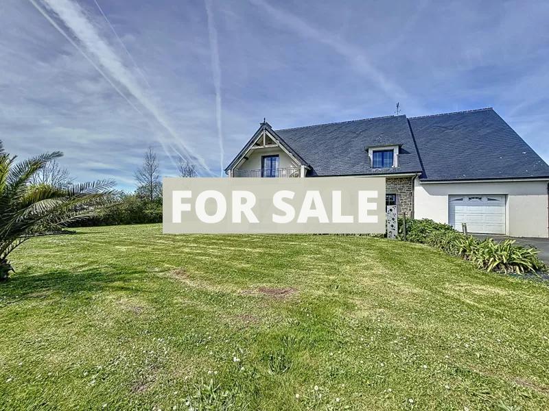 Main Photo of a 4 bedroom  House for sale