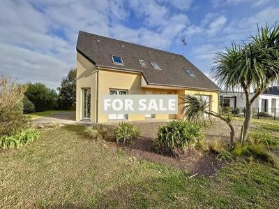 Contemporary Detached House Close to the Coast
