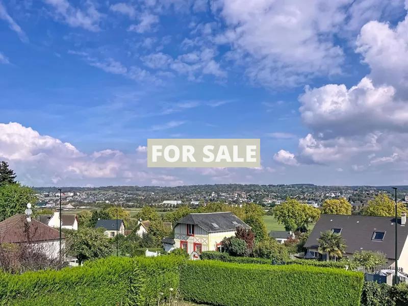 Detached House with Garden and Open View