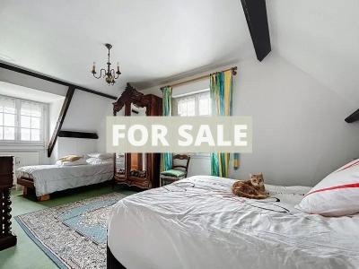 Detached Country House with Landscaped Gardens