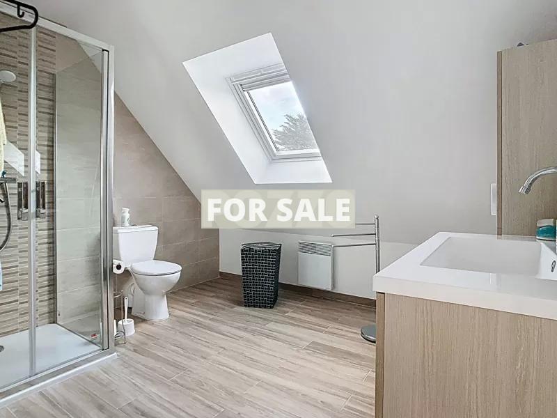 Modern Detached House with Garden