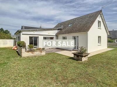 Modern Detached House with Garden