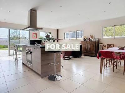 Modern Detached House with Garden