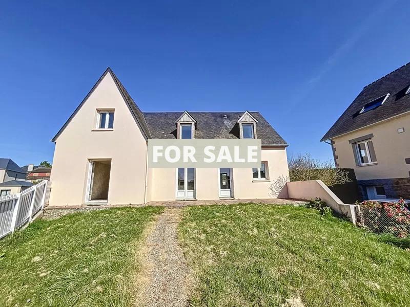 Main Photo of a 4 bedroom  House for sale