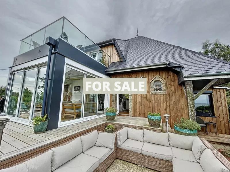 Detached House with Panoramic Sea Views