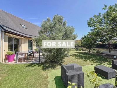 Detached House and Garden, 500m from the Beach