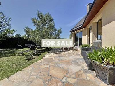 Detached House and Garden, 500m from the Beach