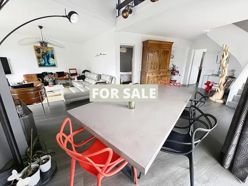 Detached House and Garden, 500m from the Beach
