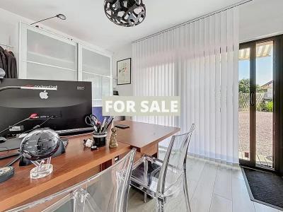 Detached House and Garden, 500m from the Beach