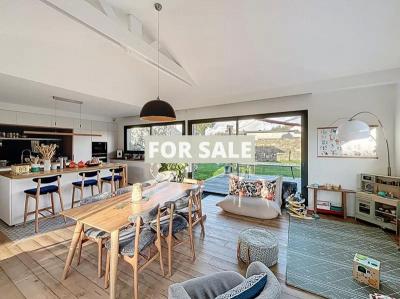 Detached House with Garden by the Coast