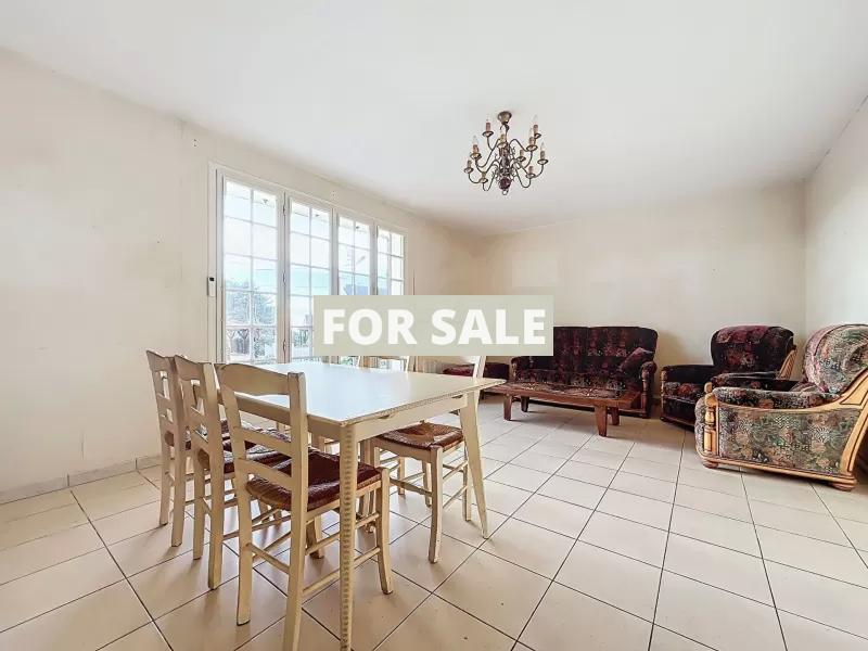 Detached House with Landscaped Garden by the Coast