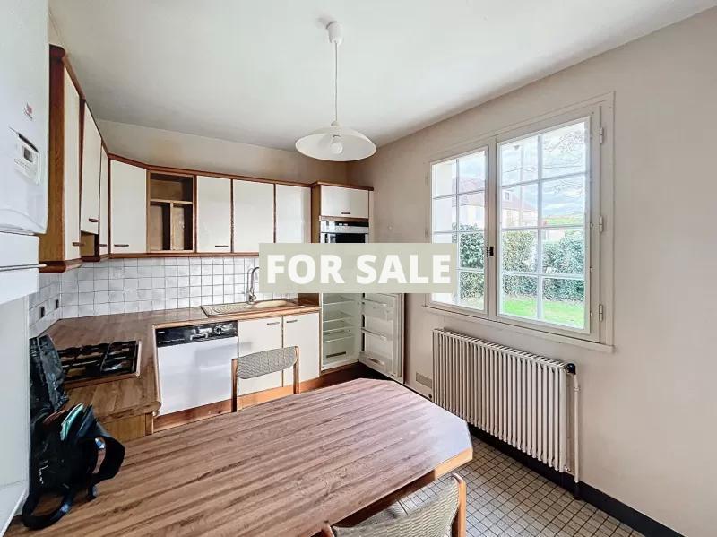 Detached House with Landscaped Garden by the Coast