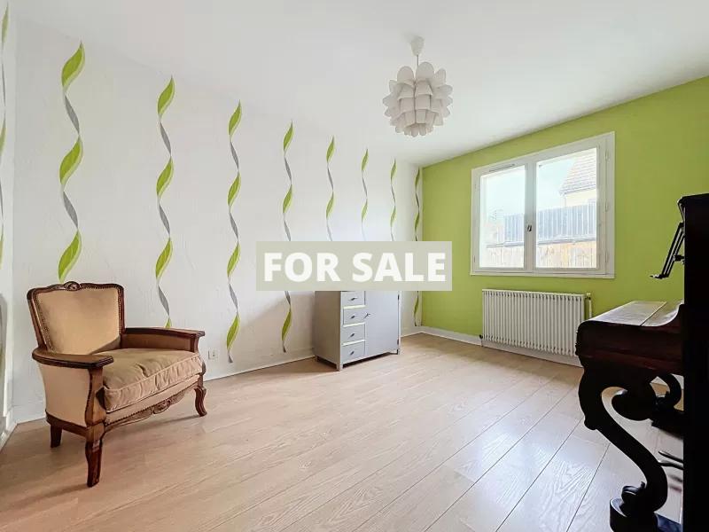 Detached House with Landscaped Garden by the Coast