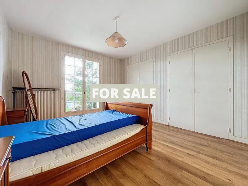 Detached House with Landscaped Garden by the Coast