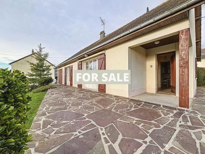 Detached House with Landscaped Garden by the Coast