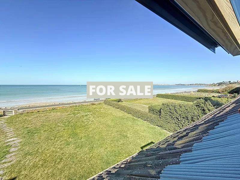 Main Photo of a 4 bedroom  House for sale