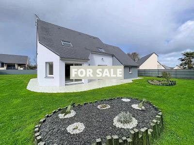 Contemporary Detached House with Garden