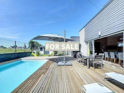 Contemporary Detached House with Swimming Pool