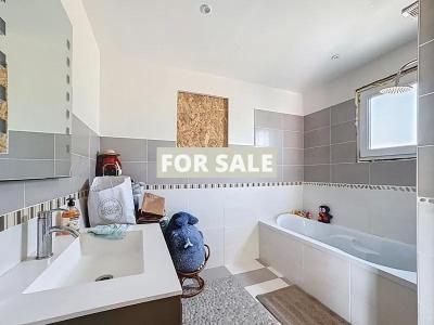 Contemporary Detached House with Swimming Pool