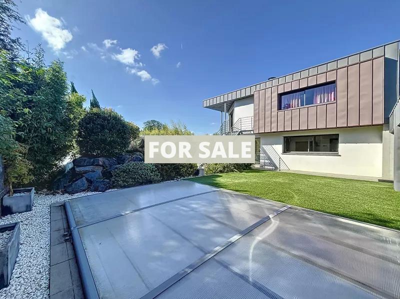 Main Photo of a 4 bedroom  House for sale