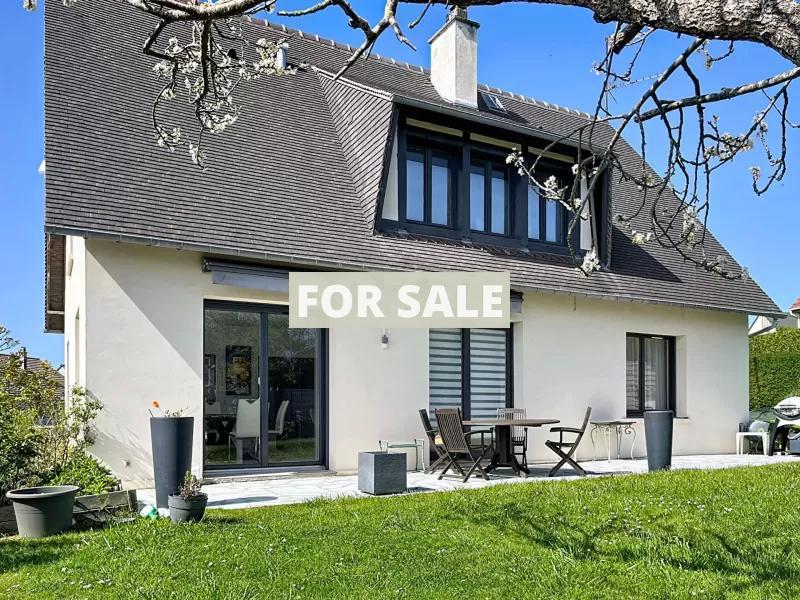 Detached Coastal House with Landscaped Garden