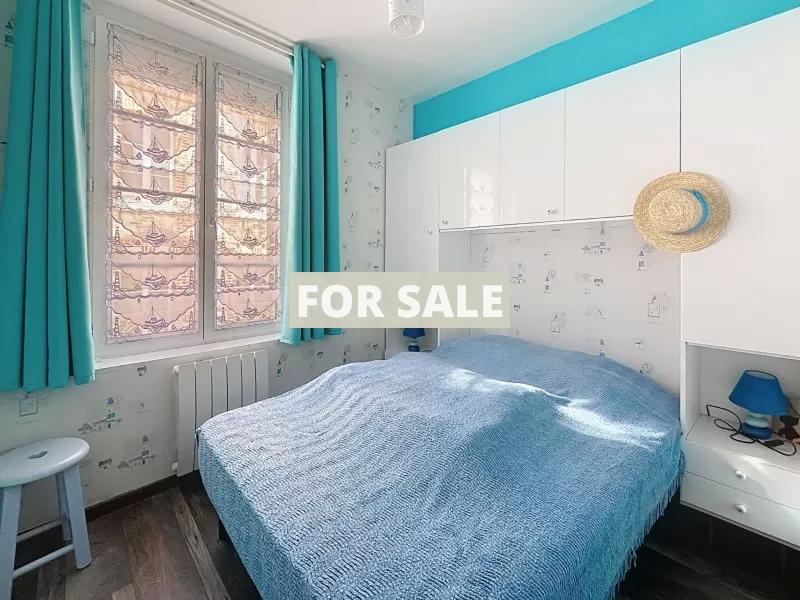 Building in Coastal Town with Rental Income