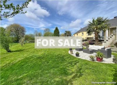 Detached Country House with Landscaped Garden