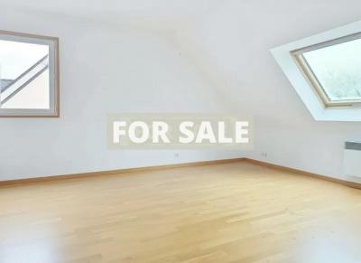 Modern Detached House with Garden