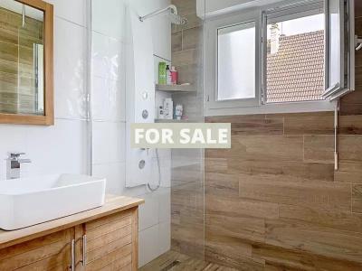 Detached House with Swimming Pool