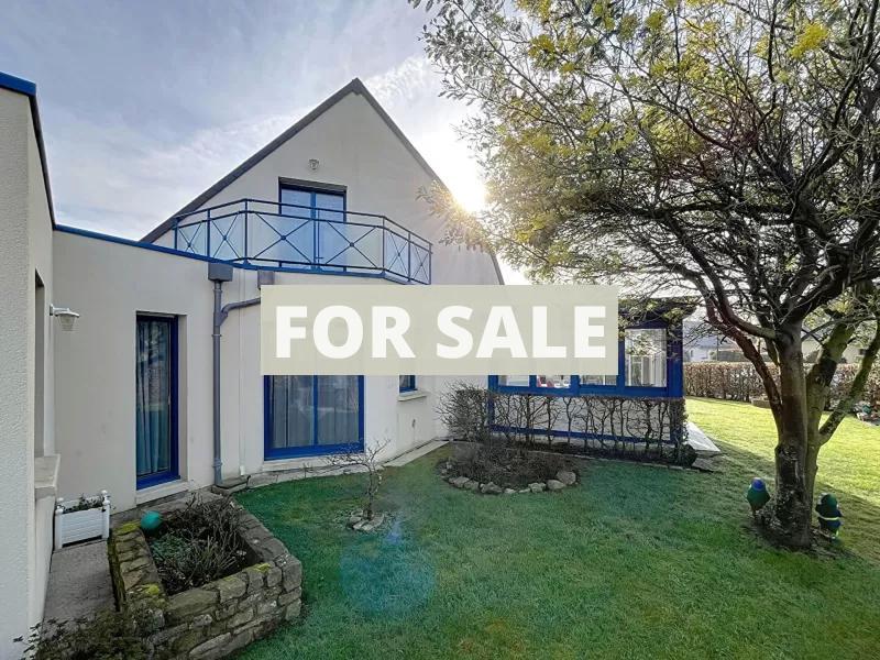 Main Photo of a 5 bedroom  House for sale