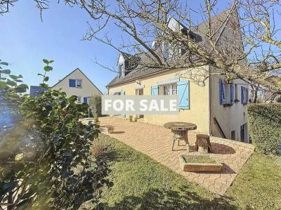 Pretty Detached House with Garden