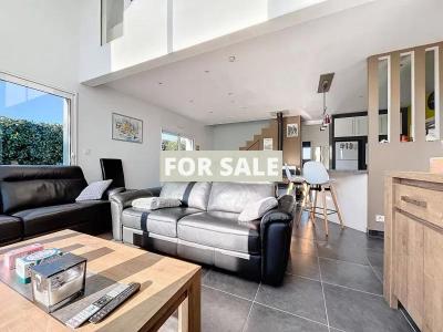 Contemporary House with Landscaped Garden