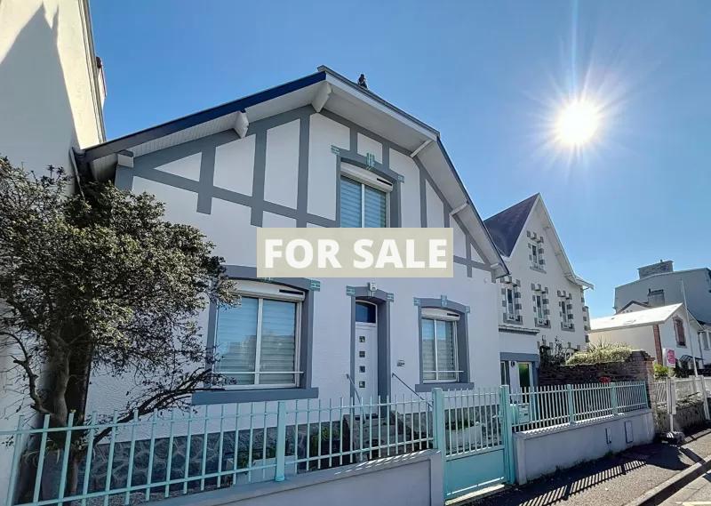 Contemporary House in Coastal Location