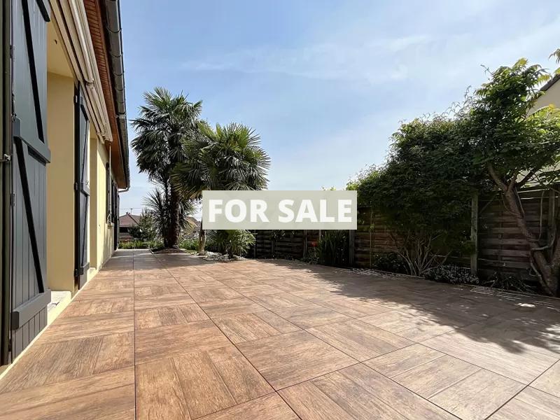 Detached House with Landscaped Garden