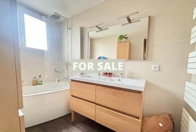 House with Garage Near Heart of Town