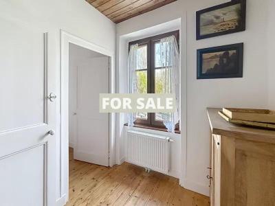 Detached Country House with Landscaped Garden