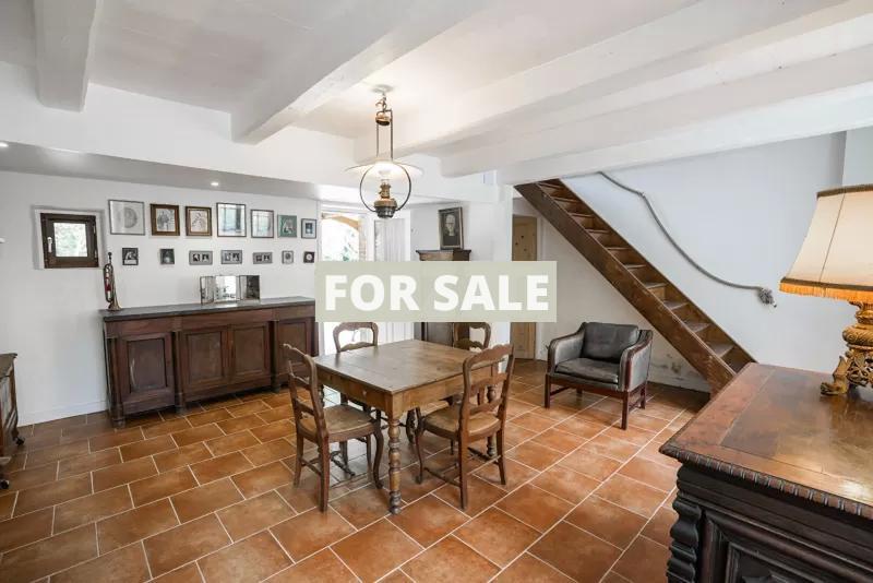 Detached Country House with Landscaped Garden