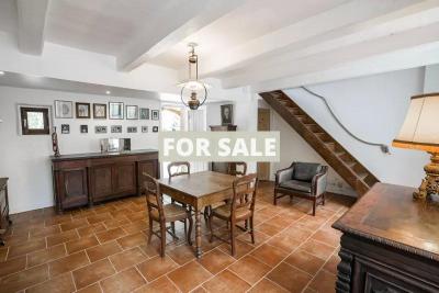 Detached Country House with Landscaped Garden