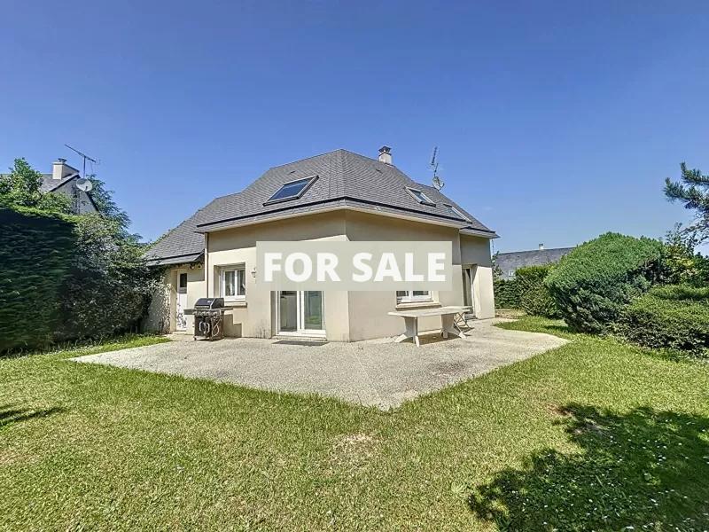 Main Photo of a 4 bedroom  House for sale
