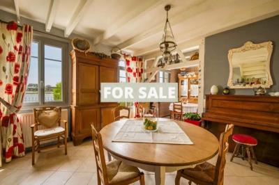 Beautiful Riverside House with Garden