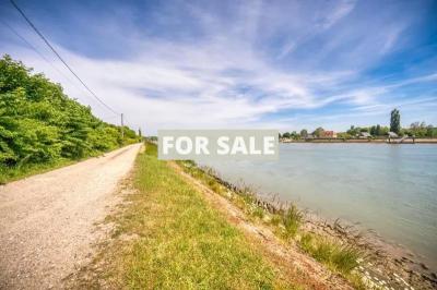 Beautiful Riverside House with Garden