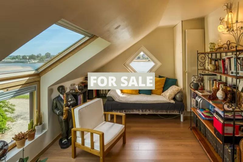 Beautiful Riverside House with Garden