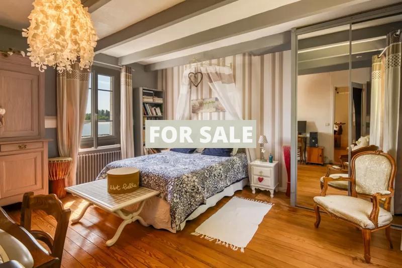 Beautiful Riverside House with Garden