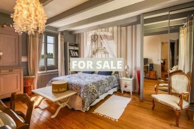 Beautiful Riverside House with Garden