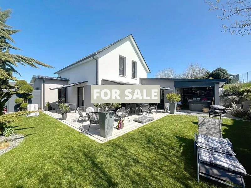 Detached House with Beautiful Garden