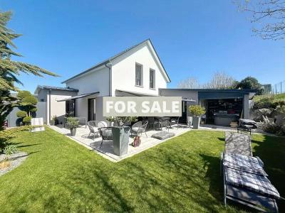 Detached House with Beautiful Garden