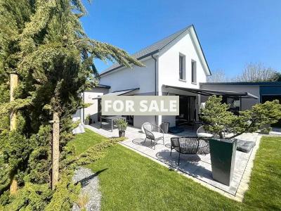 Detached House with Beautiful Garden