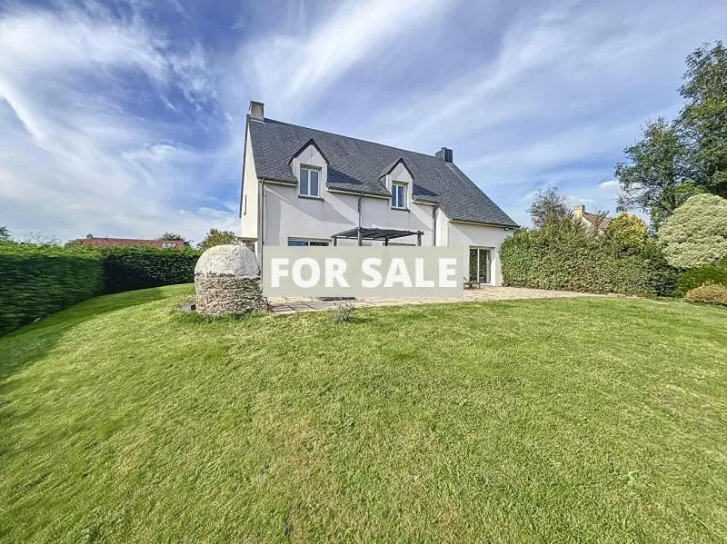 Main Photo of a 5 bedroom  House for sale