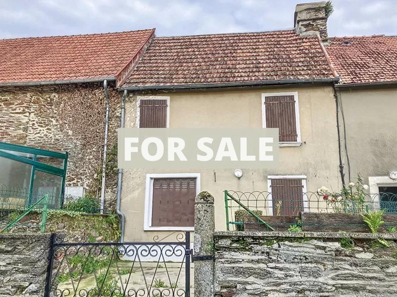 Main Photo of a 2 bedroom  Cottage for sale