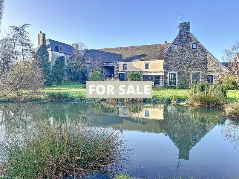 Main Photo of a 4 bedroom  House for sale